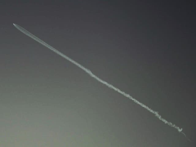 <p>A SpaceX Falcon 9 rocket with a payload of 53 Starlink satellites is seen above Lawndale, California, after being launched from Vandenberg Space Force Base, on 27 October, 2022</p>