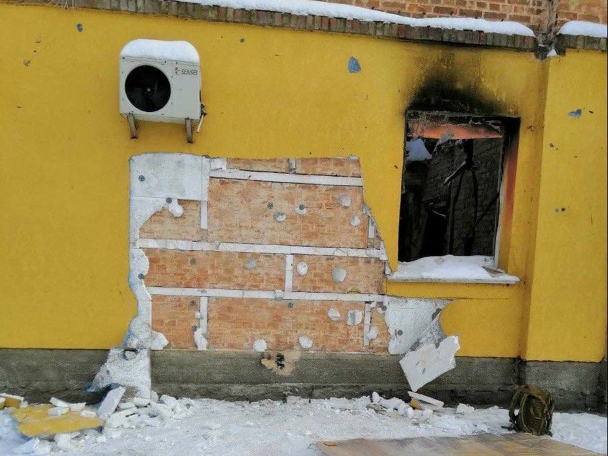 Ukrayna'da hırsızlar duvardan Banksy duvar resmini çalmaya çalışıyor
