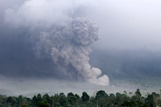 <p>Pyroclastic flow rolls down the slope of Mount Semeru during an eruption on Sunday, 4 December 2022 in Lumajang, East java</p>