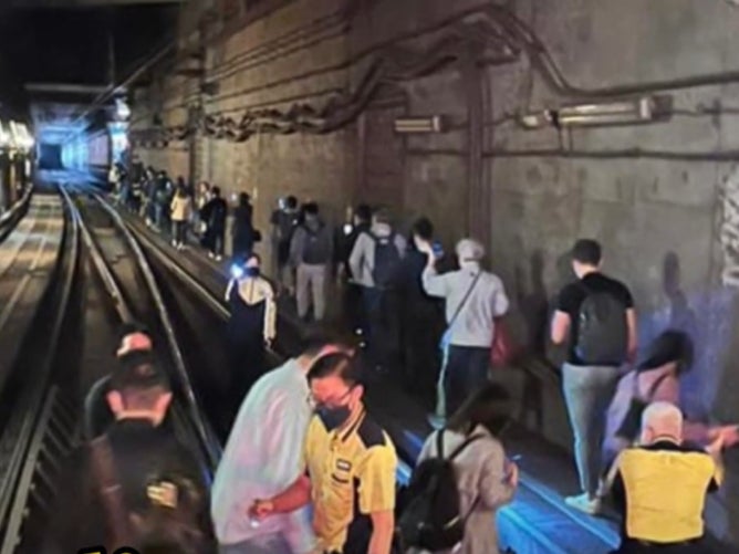 Over 1500 MTR passengers were forced to walk along the tracks in the tunnel on Monday morning after a train broke down. Screengrab