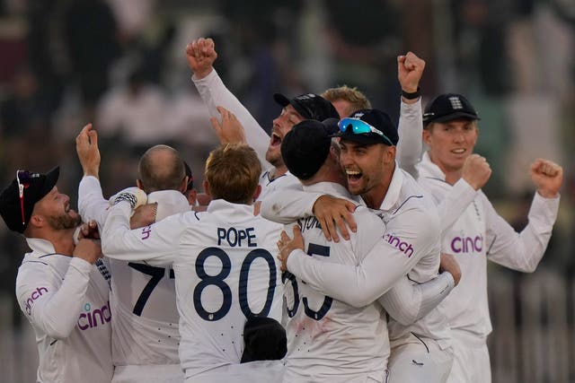 <p>England's players celebrate after winning the test match against Pakistan</p>