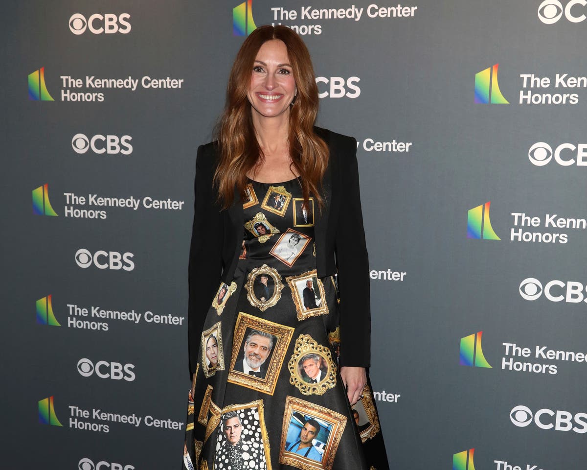 Julia Roberts wears Moschino gown covered in photos of George Clooney