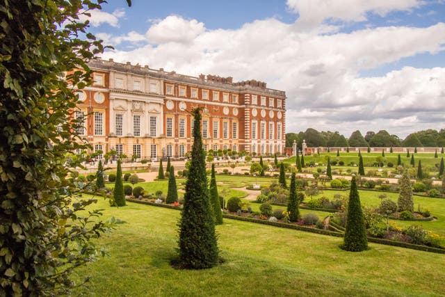 Hampton Court Palace with the Privy Garden in front, Richmond on Thames, London (escapetheofficejob / Alamy Stock Photo)