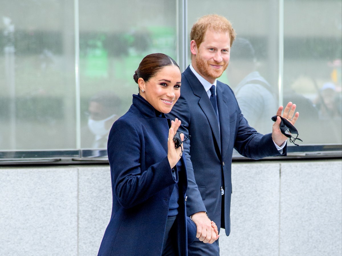 Meghan and Harry news: Couple fly on private jet to NYC as royal family braces for Netflix documentary – live