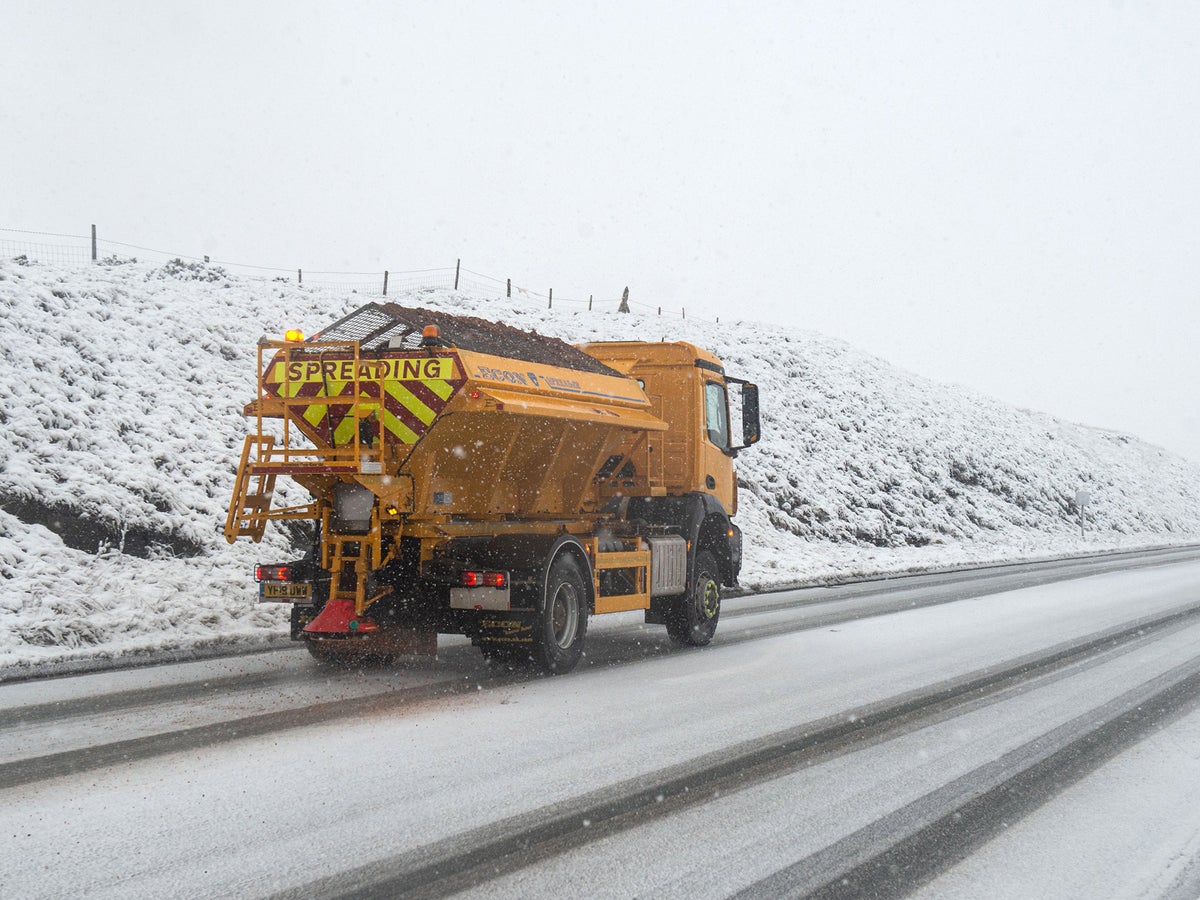 UK snow – latest: Blizzards to sweep in from Arctic as temperatures could drop below -10C