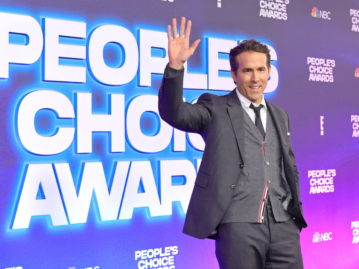 Ryan Reynolds Says Blake Lively Gives Him Strength at People's Choice Awards