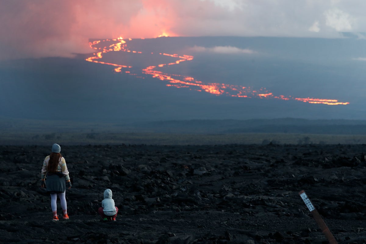 Scientists lower alert for Mauna Loa, say eruption could end