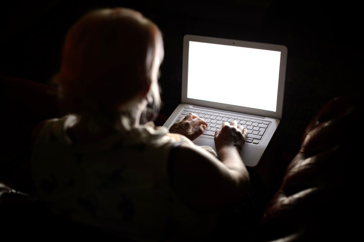 الإنترنت "تزداد أهمية" في تطرف المتطرفين - بحث