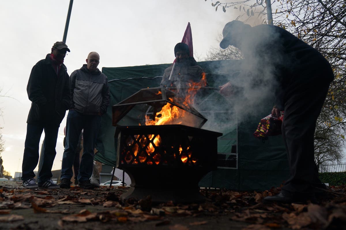 Thousands of striking Royal Mail workers expected at rally near Parliament