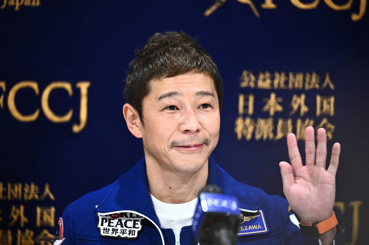 Who are the celebrities on Japanese billionaire Yusaku Maezawa’s SpaceX flight to the moon?