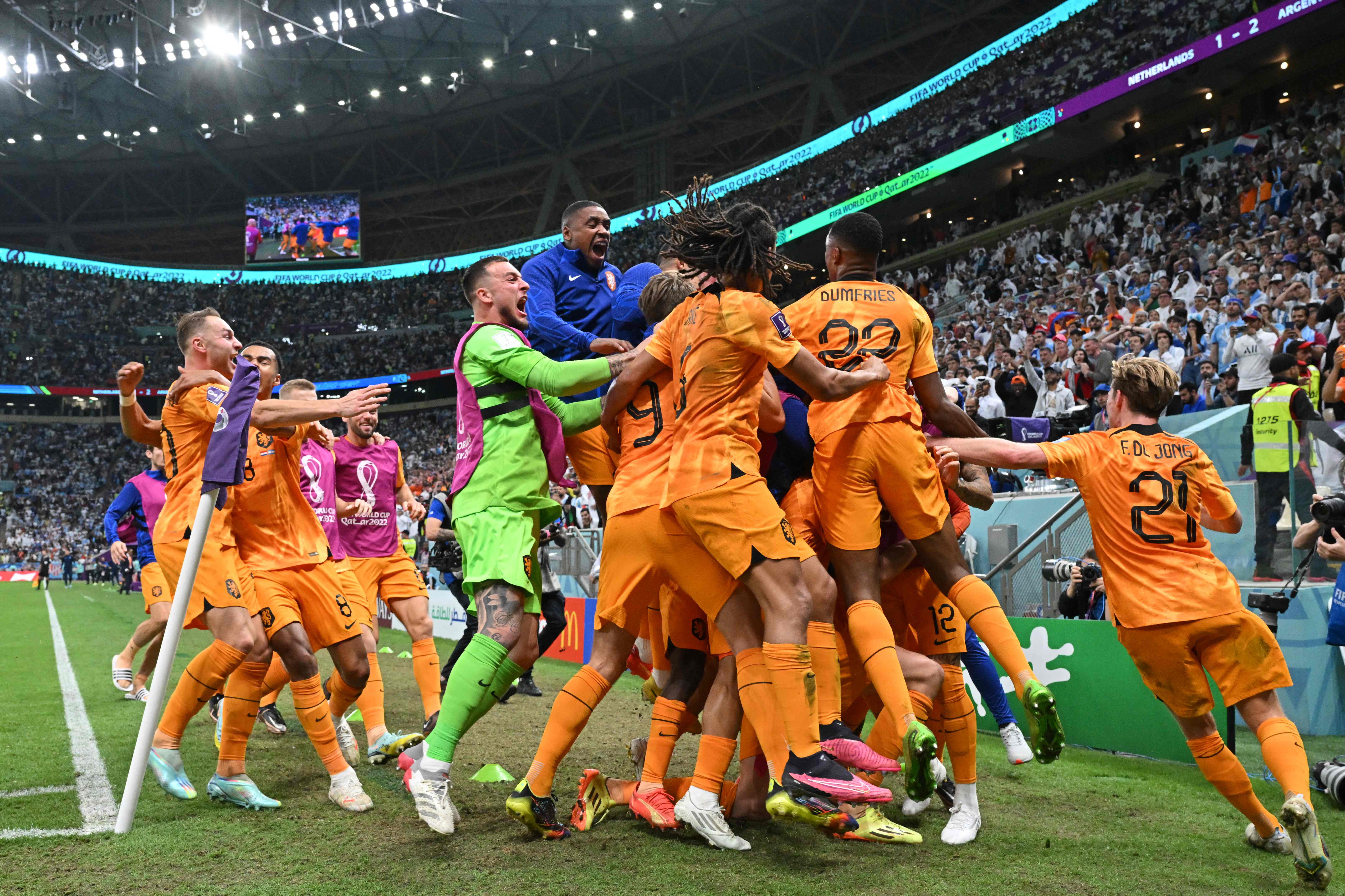 Wout Weghorst’s second goal sparks wild Dutch celebrations