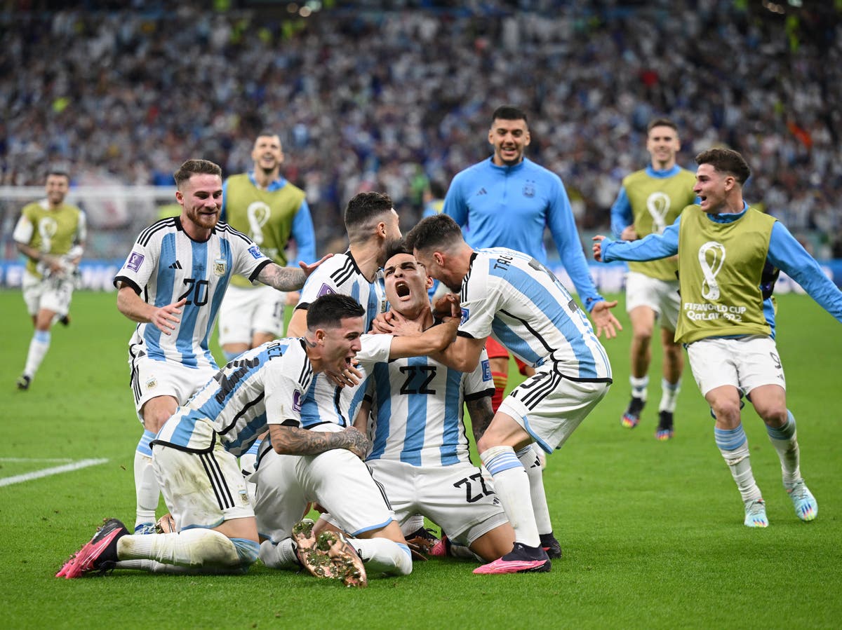 Футбол аргентина примера в. Argentina World Cup 2022. Лаутаро Аргентина 2022. World Cup Аргентина Нидерландия. Месси Аргентина.