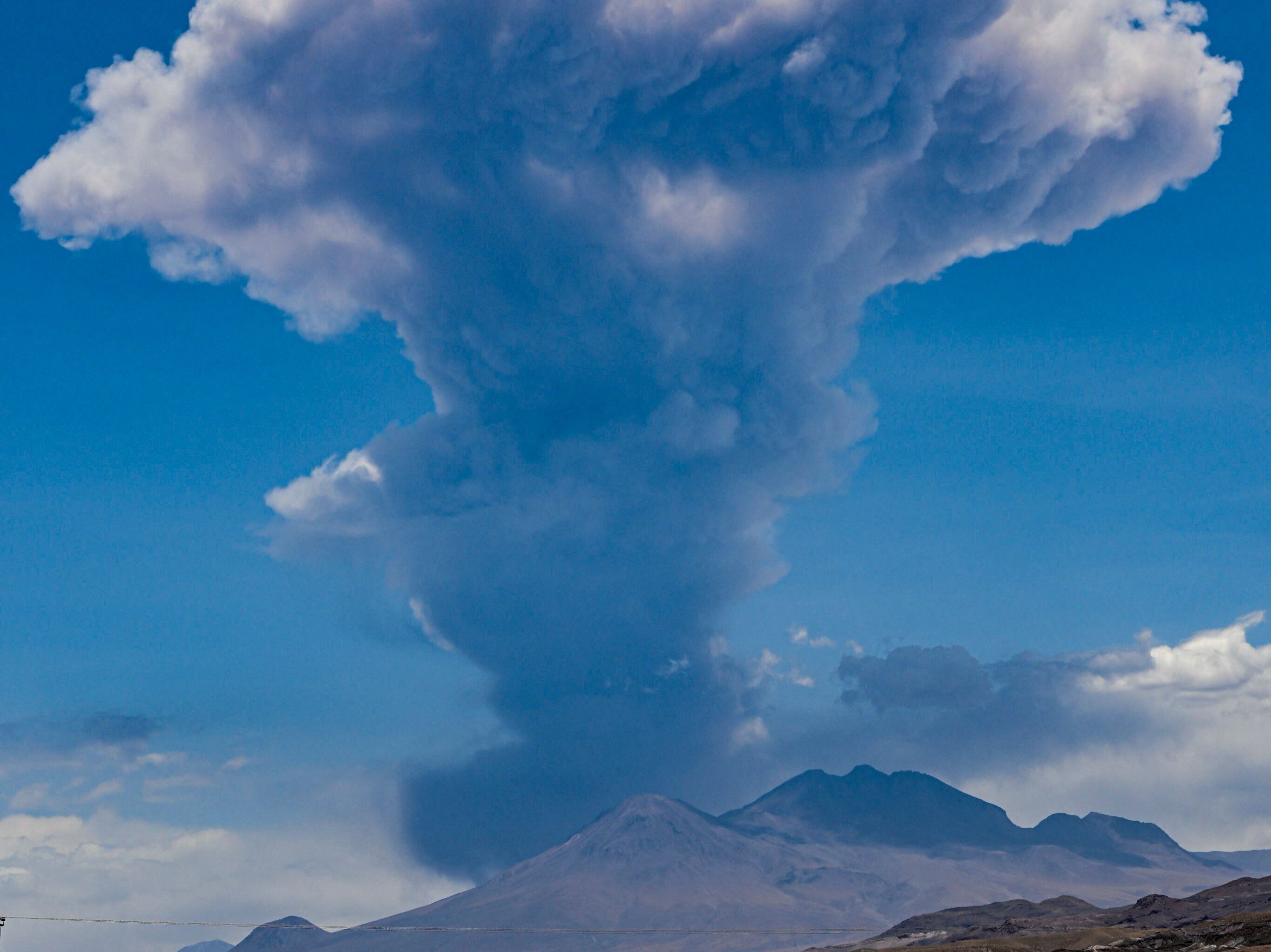 <p>View of the Lascar volcano during an eruptive pulse in Peine, Antofagasta region, Chile</p>