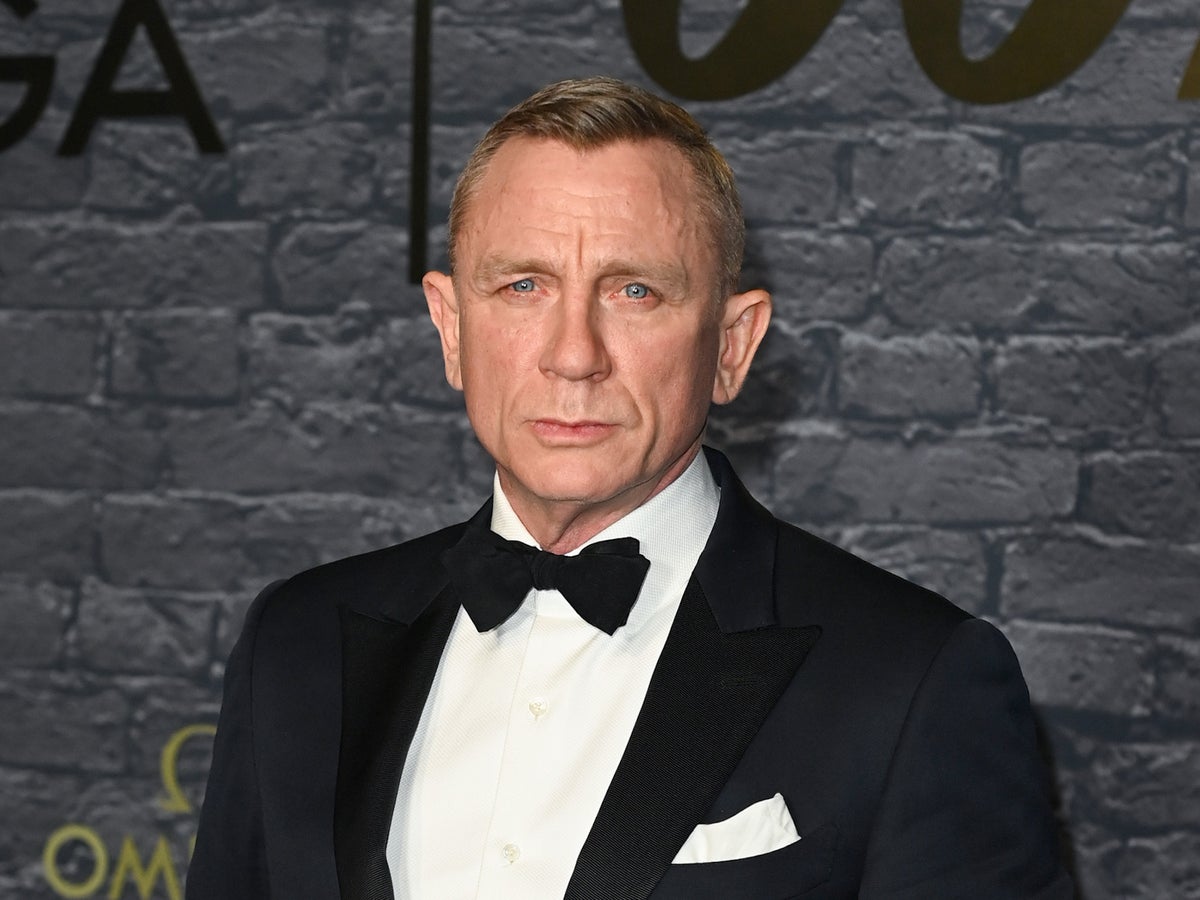 Daniel Craig Shows You How to Dress When It's Cold AF Out