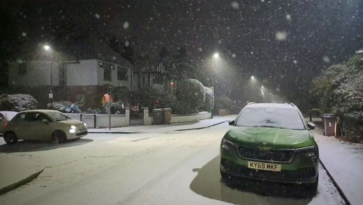 London covered in snow as schools announce closures