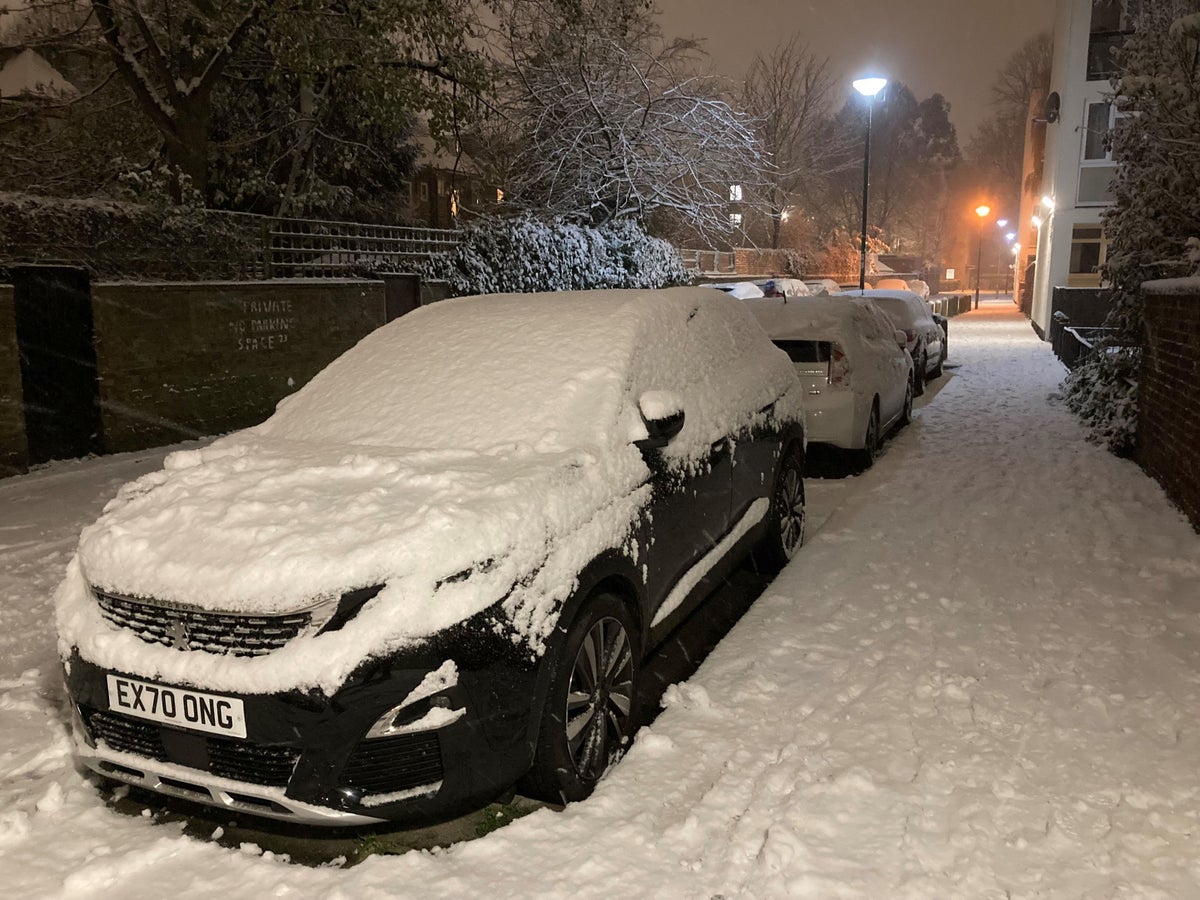 UK airports forced shut by snow as motorists urged not to travel