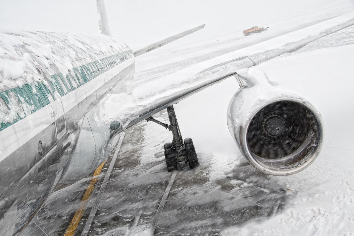 Which airports are closed due to snow and are flights still operating?