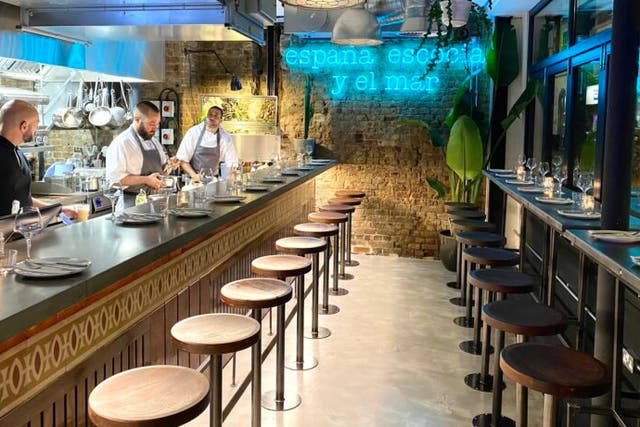 <p>Punters sit at counters on high stools at this fishmonger-vibes joint</p>