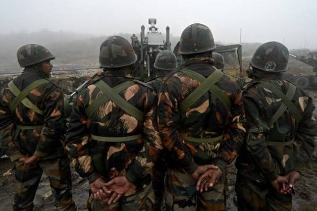 <p>File: Indian Army soldiers stand next to a Bofors gun positioned at Penga Teng Tso ahead of Tawang, near the Line of Actual Control (LAC), neighbouring China, in India’s Arunachal Pradesh state on 20 October 2021</p>