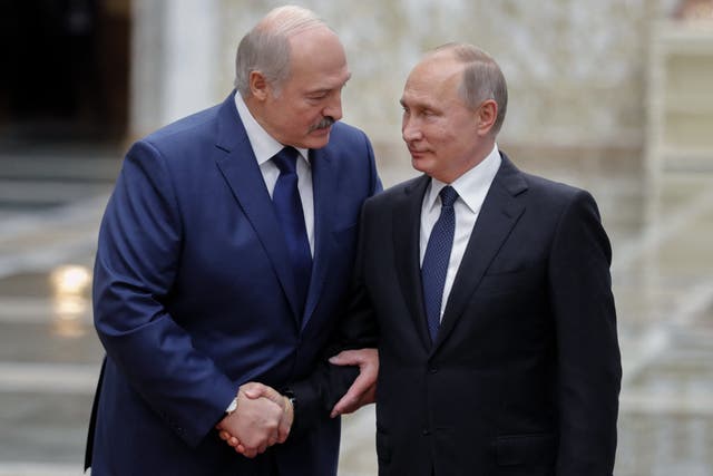 <p>Belarus’ president Alexander Lukashenko (L) greets his Russian counterpart Vladimir Putin </p>