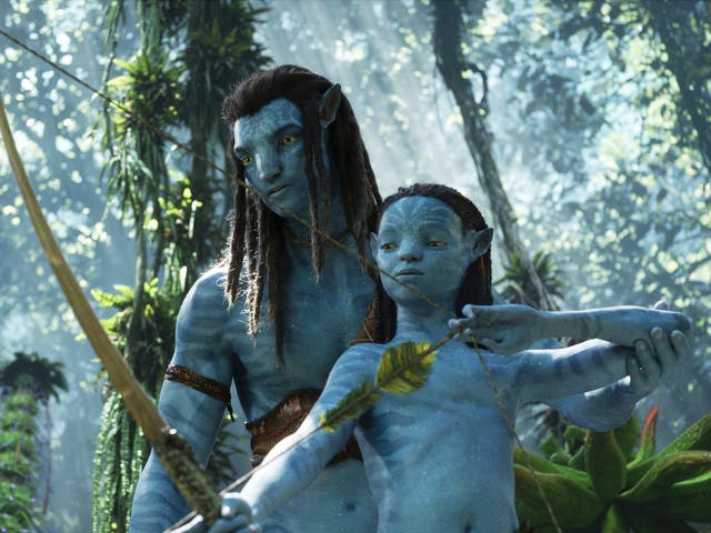 <p>Jake Sully de Sam Worthington con uno de sus hijos en la tan esperada 'Avatar: The Way of Water'</p>