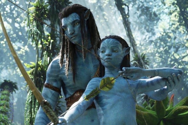 Jake Sully de Sam Worthington con uno de sus hijos en la tan esperada 'Avatar: The Way of Water'