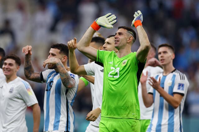 <p>Argentina's Emiliano Martinez with teammates celebrate</p>