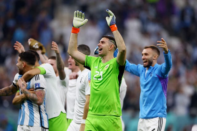 <p>Emi Martinez celebrates at full-time with his Argentina teammates</p>