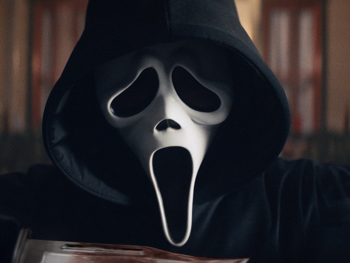 Scream 6': Courteney Cox Teases Ghostface Fight, Gale Weathers' Book