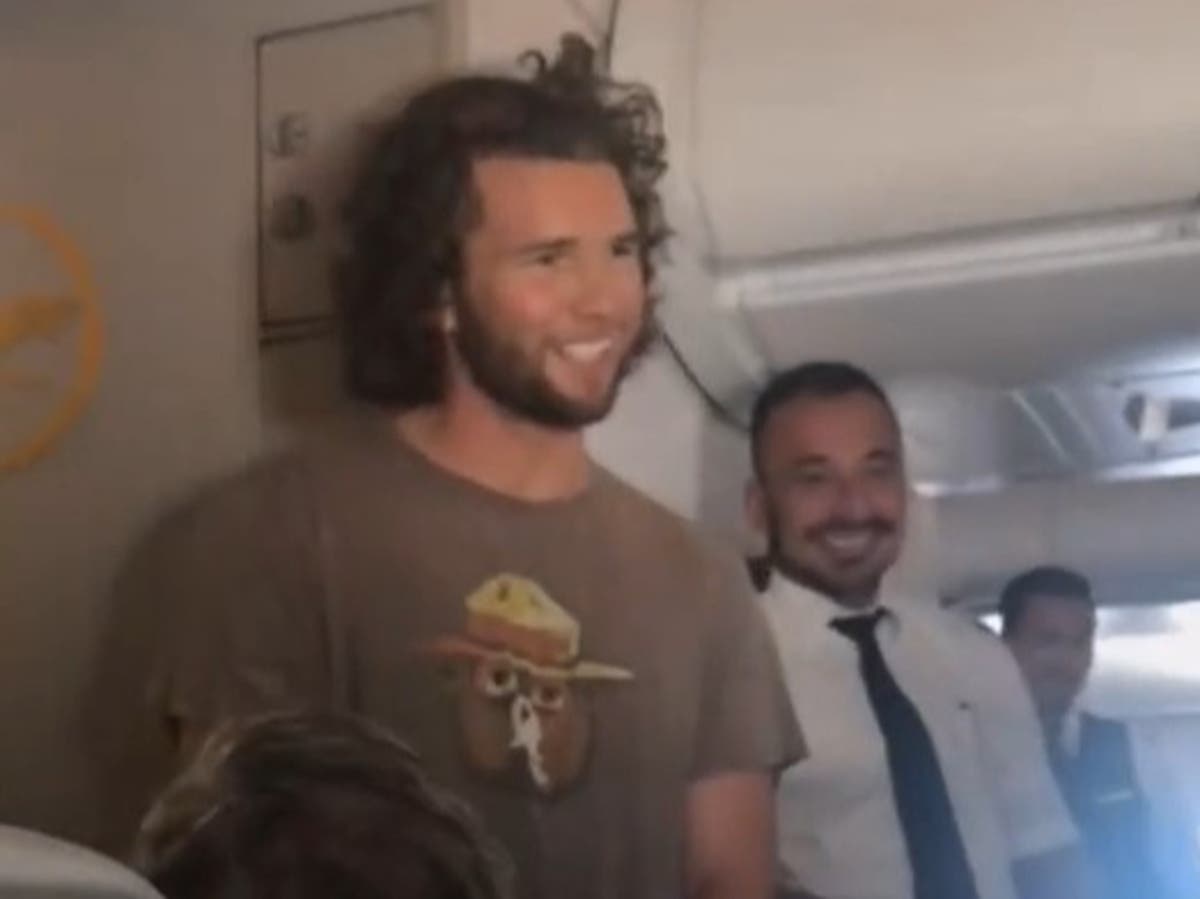 Man fakes proposal on flight to get free champagne