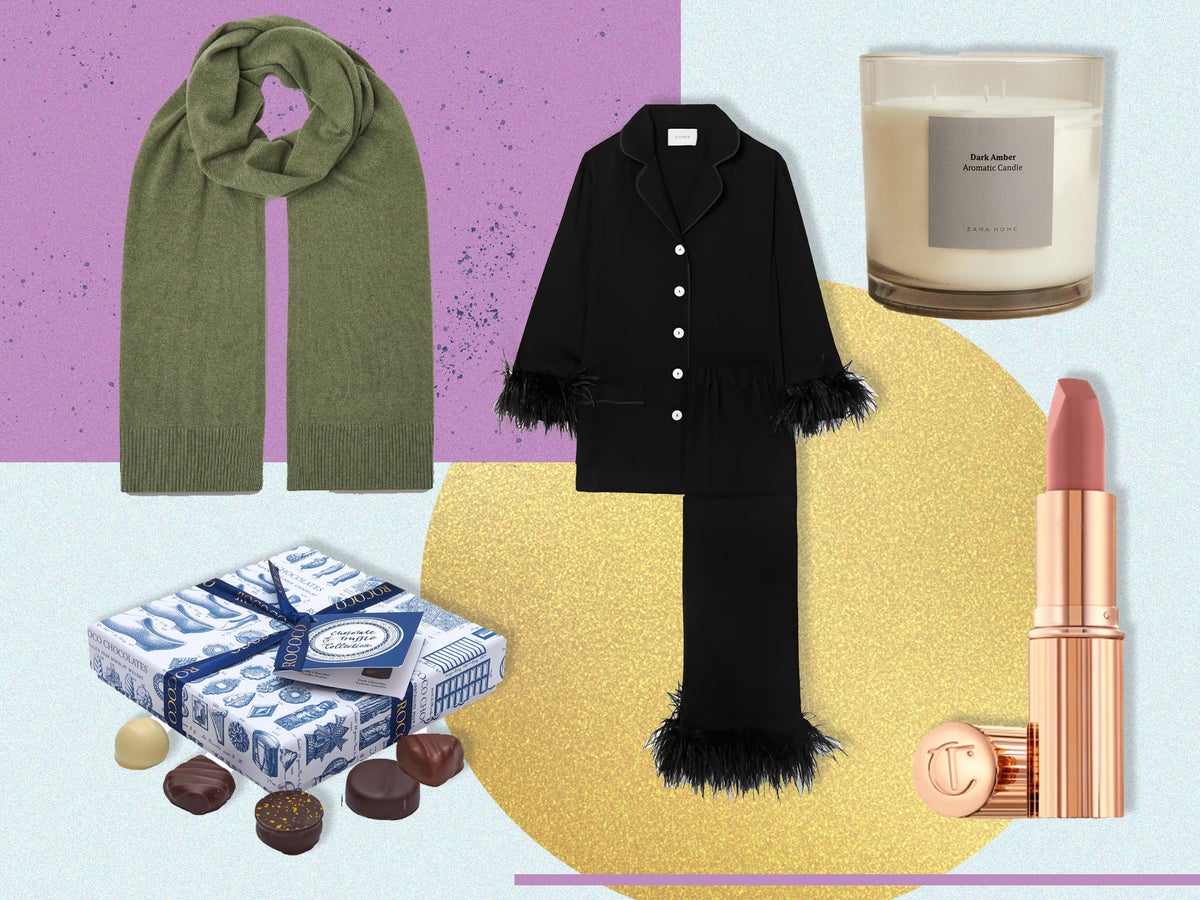 12 best Christmas gifts for mum that she’ll absolutely love, from champagne to PJs