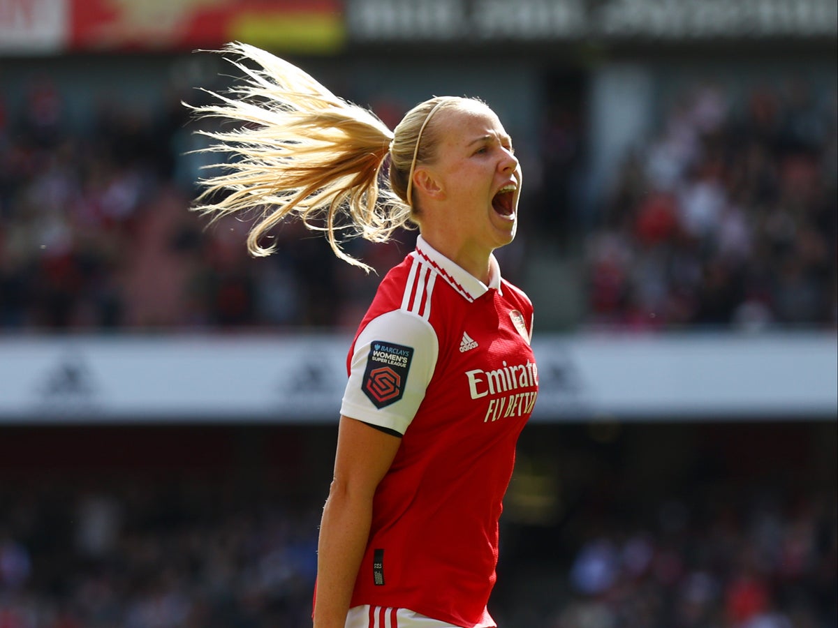 Beth Mead: England star signs new contract at Arsenal