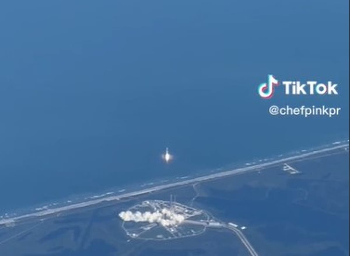 Passengers see SpaceX rocket launch from plane window
