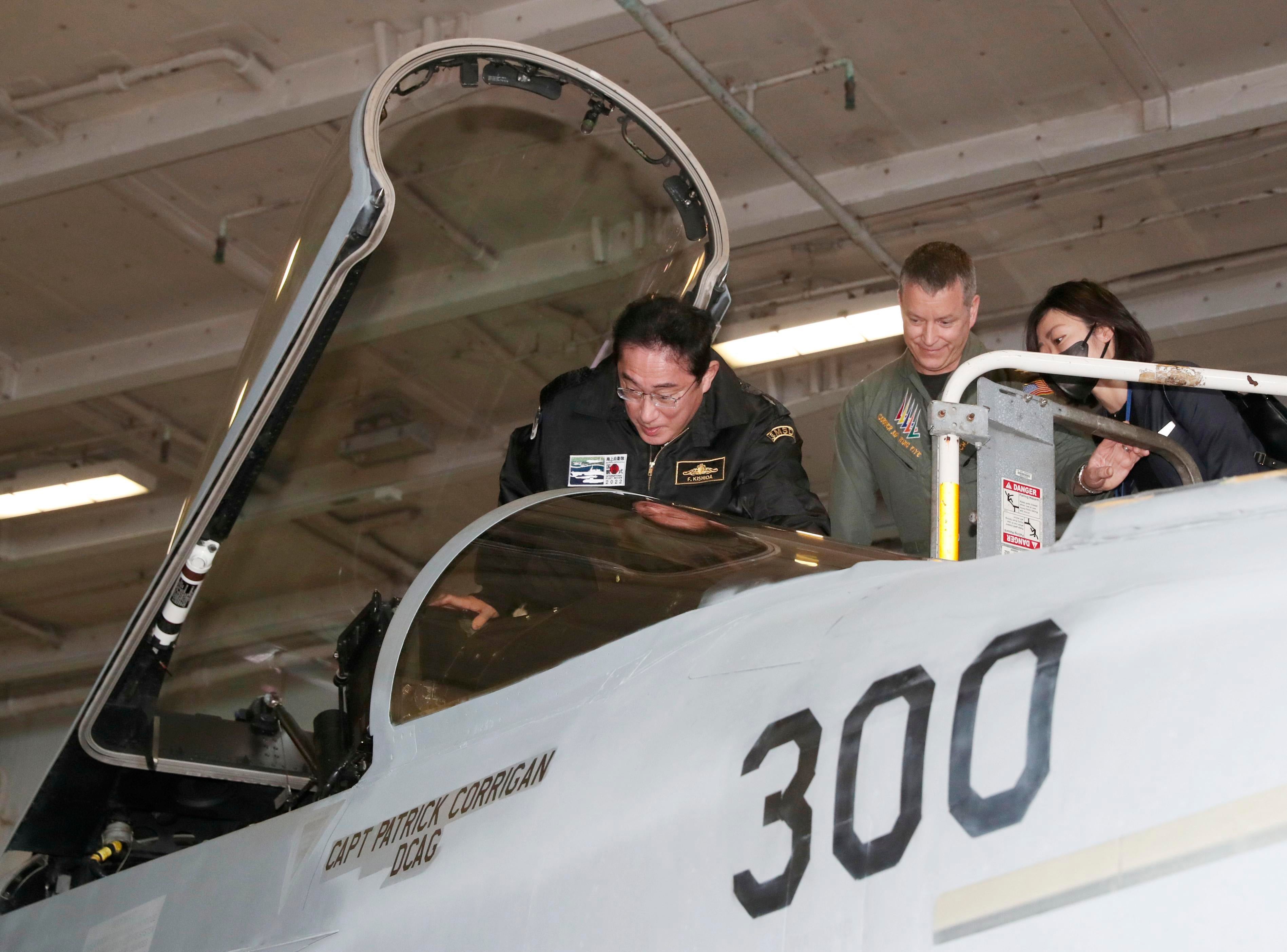 Japanese PM Fumio Kishida pictured visiting a US fighter jet in Tokyo on 6 November