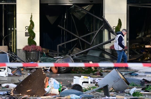 ‘Terrible human loss narrowly avoided’ when 82ft aquarium housing 1,500 ...