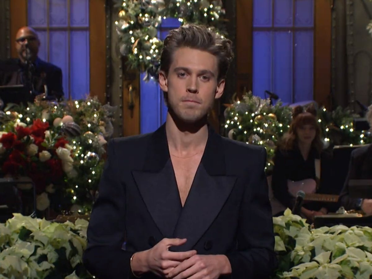Austin Butler chokes up during Saturday Night Live dedication to his late mother