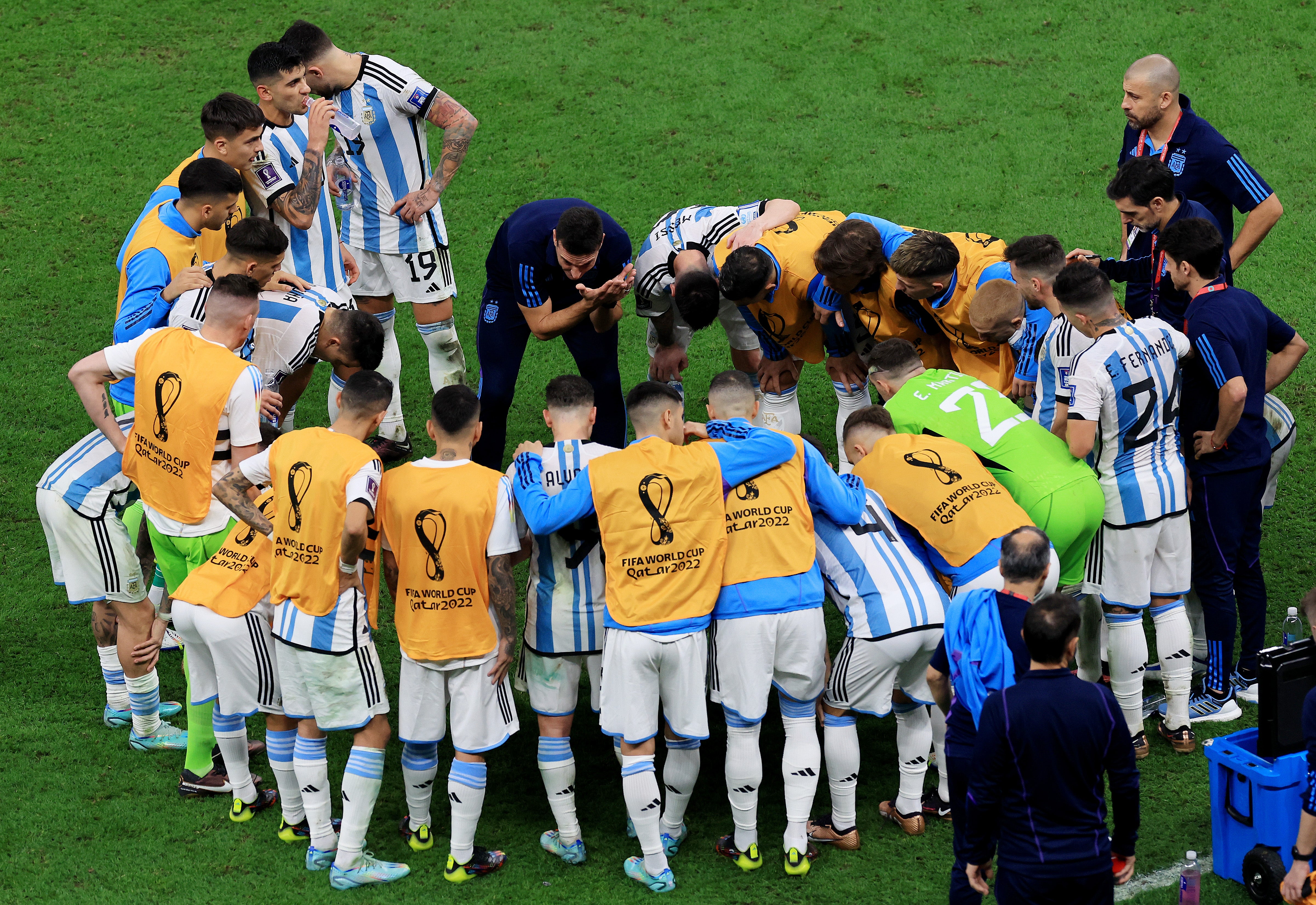 Lionel Scaloni, Head Coach of Argentina, speaks to players before extra time