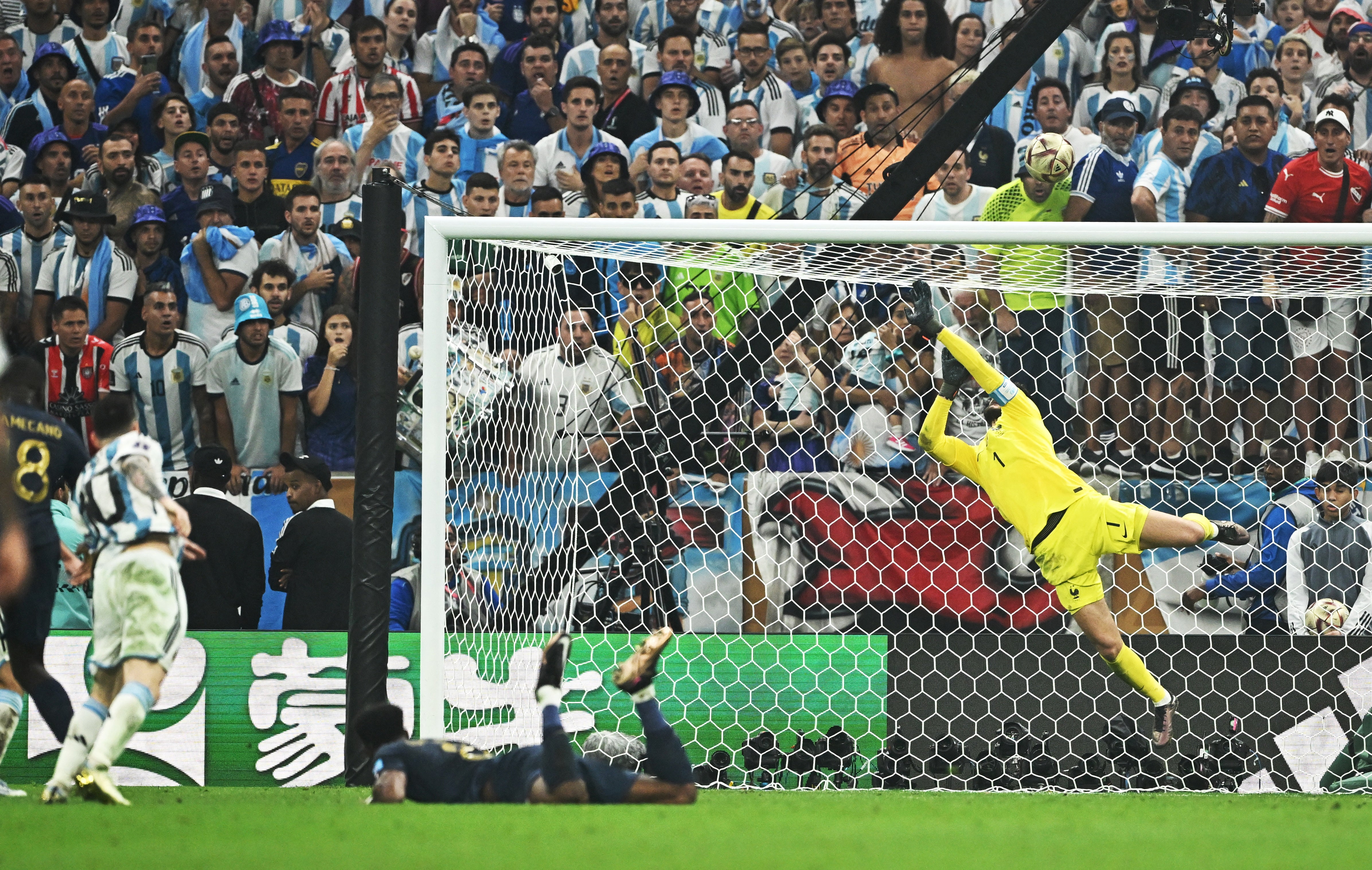 Hugo Lloris saves a Lionel Messi shot