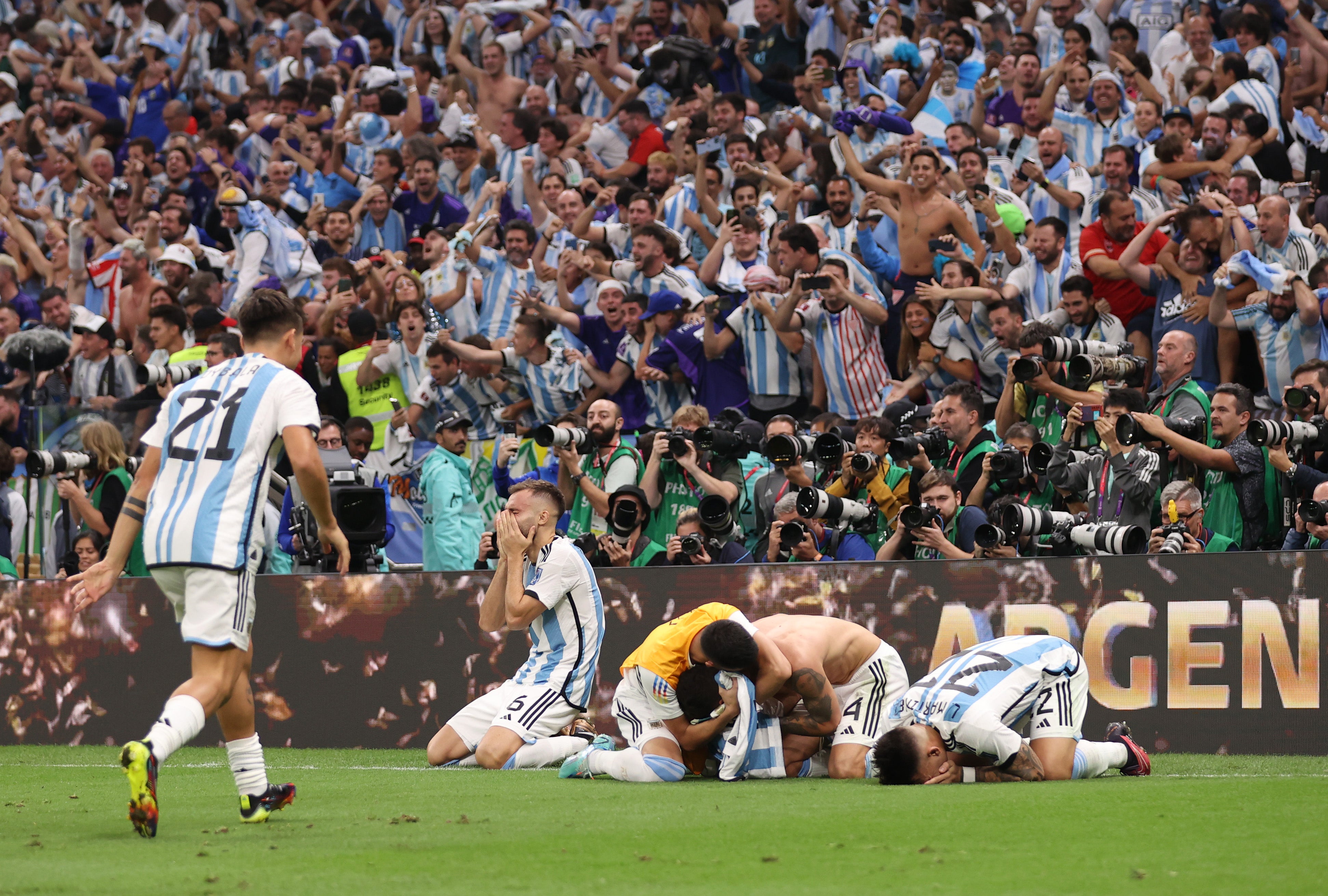 Argentina players celebrate winning the match and World Cup
