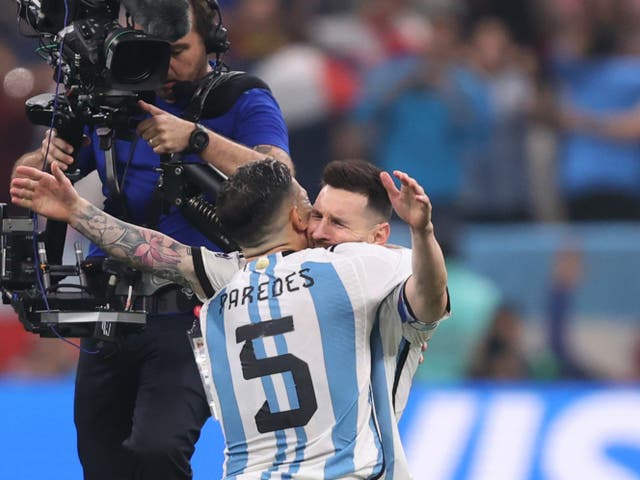 Lionel Messi y Leandro Paredes celebran haber ganado el Mundial con Argentina