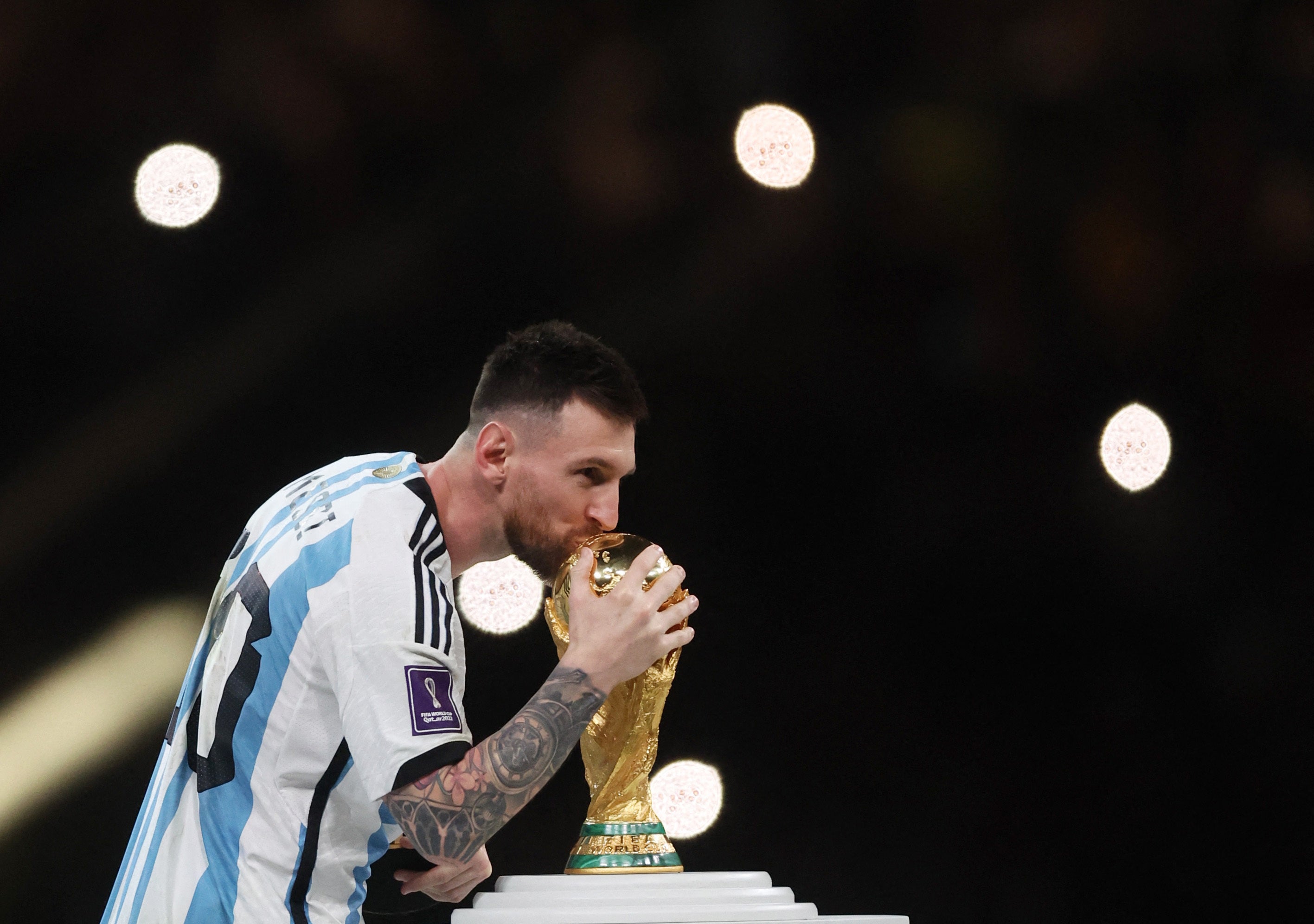 Messi kisses the World Cup trophy