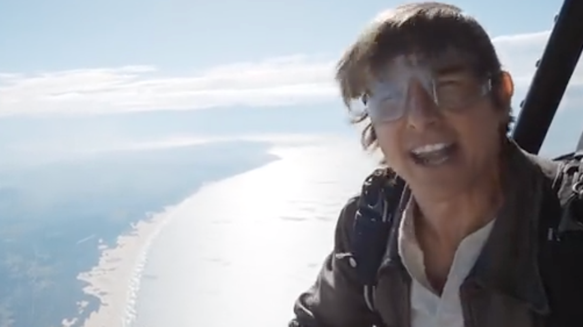 Tom Cruise jumps from helicopter to thank fans for Top Gun: Maverick&rsquo;s success