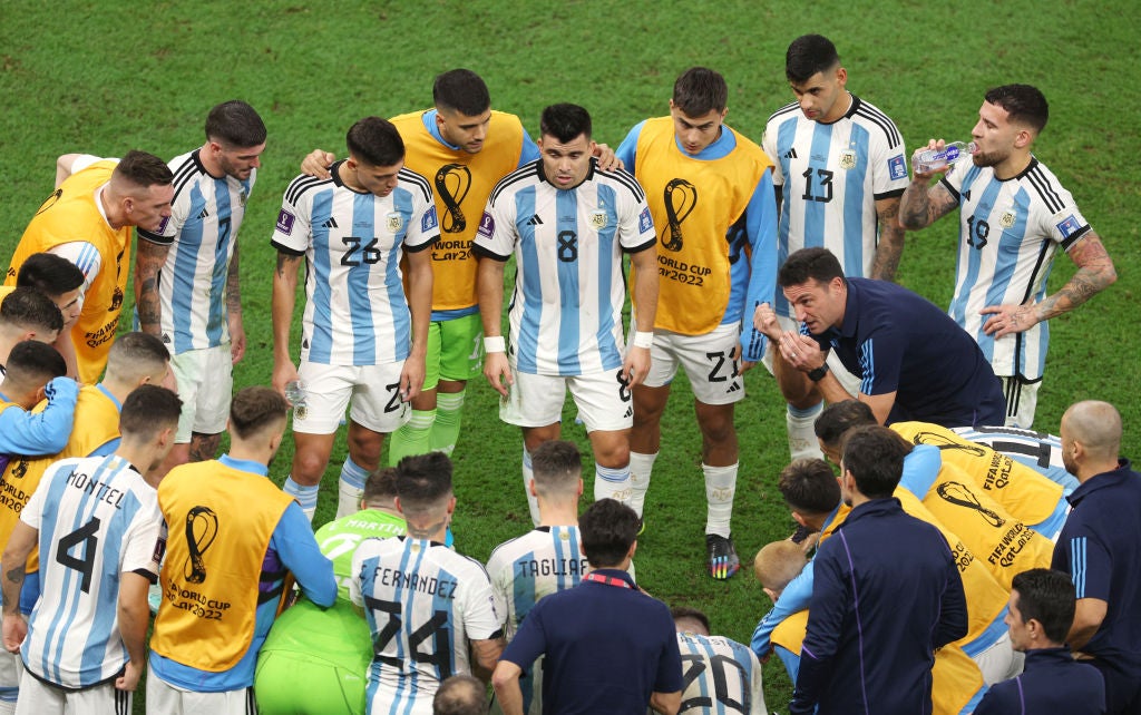 Scaloni speaks to his players before extra time