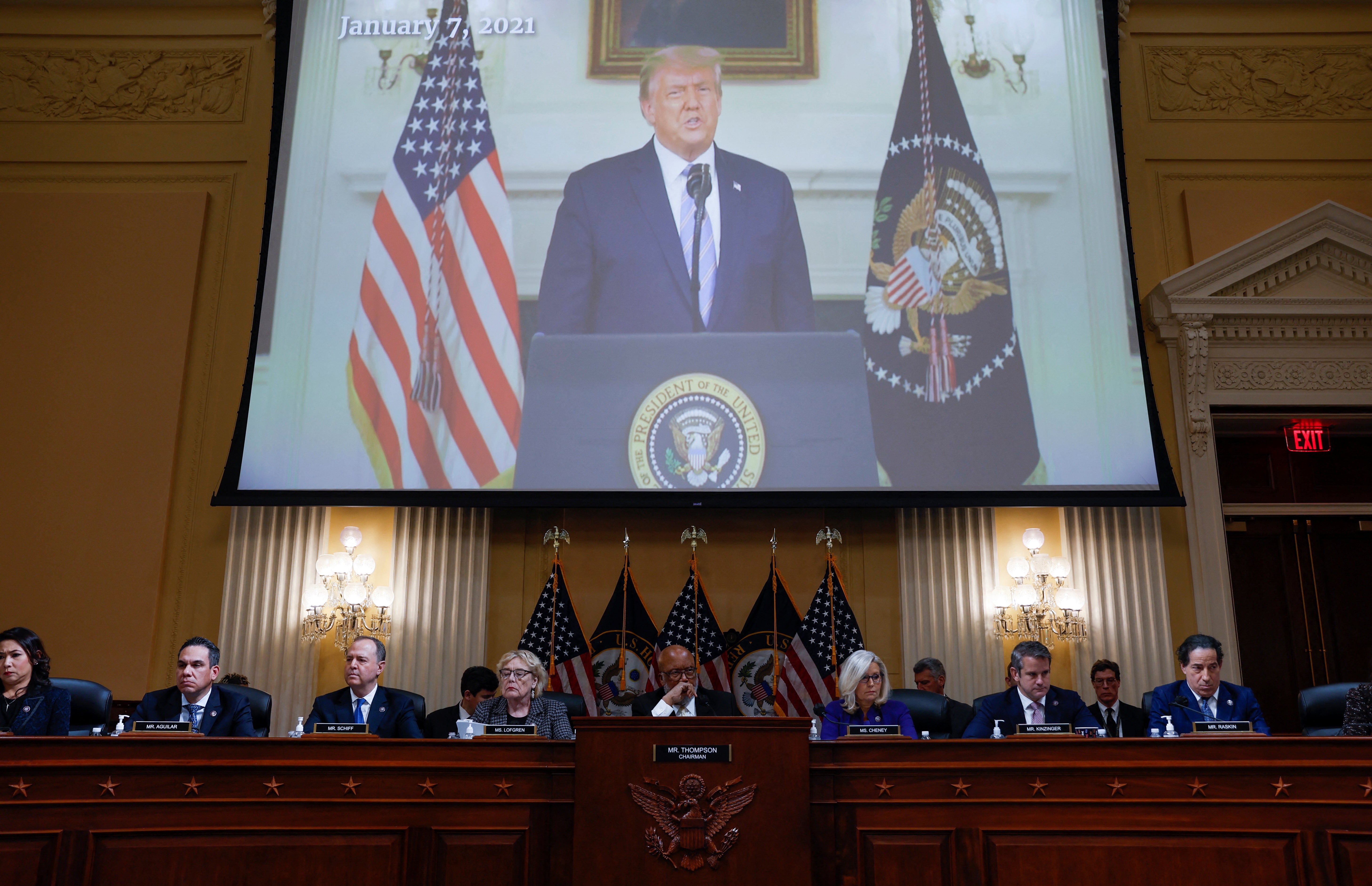 Los miembros del Comité Selecto de la Cámara de Representantes de los EE. UU. que investigan el ataque del 6 de enero al Capitolio de los EE. UU. se sientan debajo de una imagen que muestra al expresidente Donald Trump hablando desde la Casa Blanca mientras celebran su reunión pública final para publicar su informe sobre el Capitolio en Washington, EE. UU., diciembre 19, 2022.