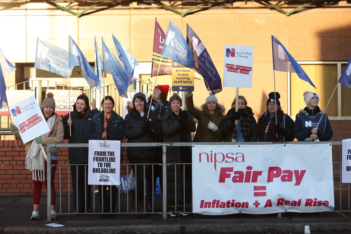 Strikes: Thousands of nurses stage second walkout in row over pay