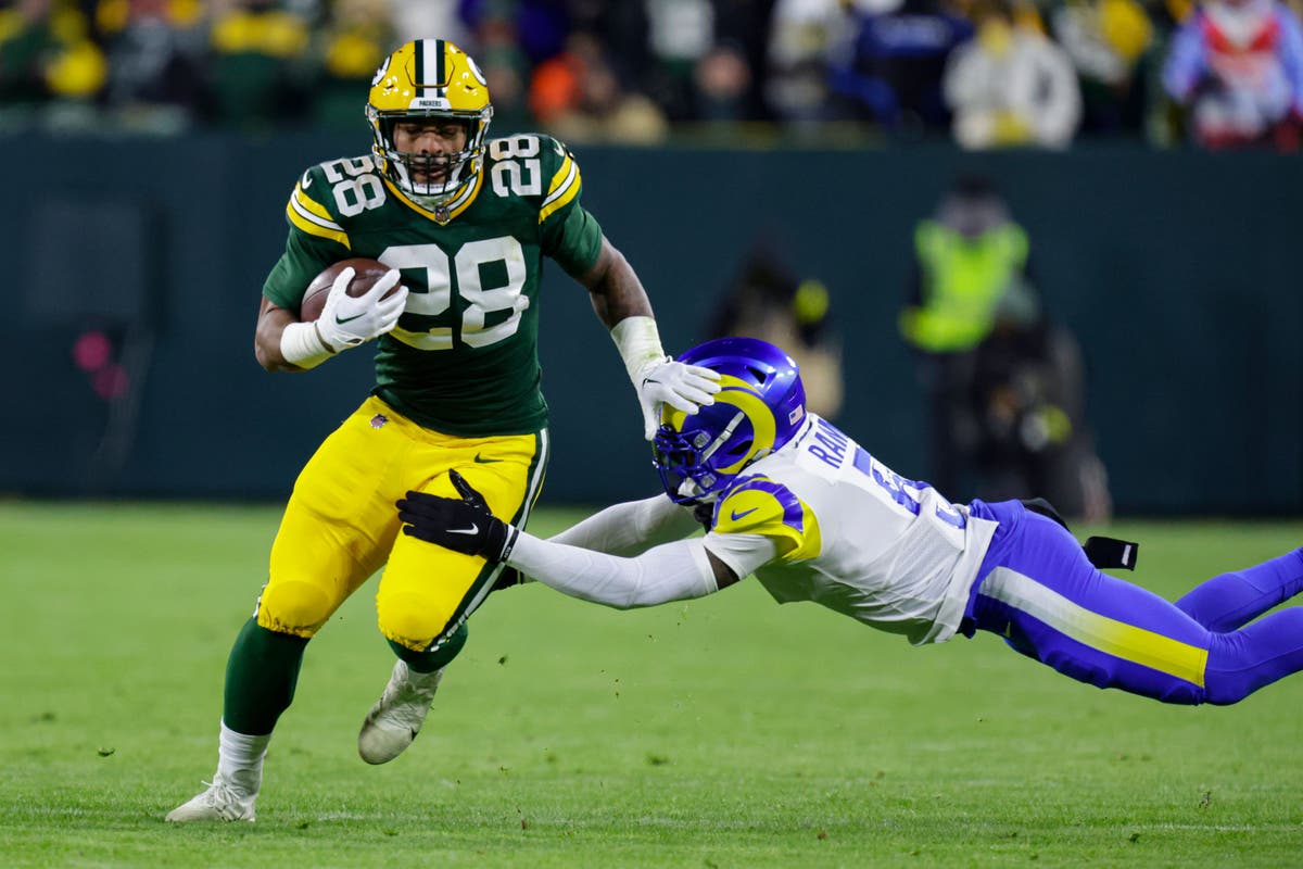 Green Bay Packers defeat Los Angeles Rams to remain in NFL play
