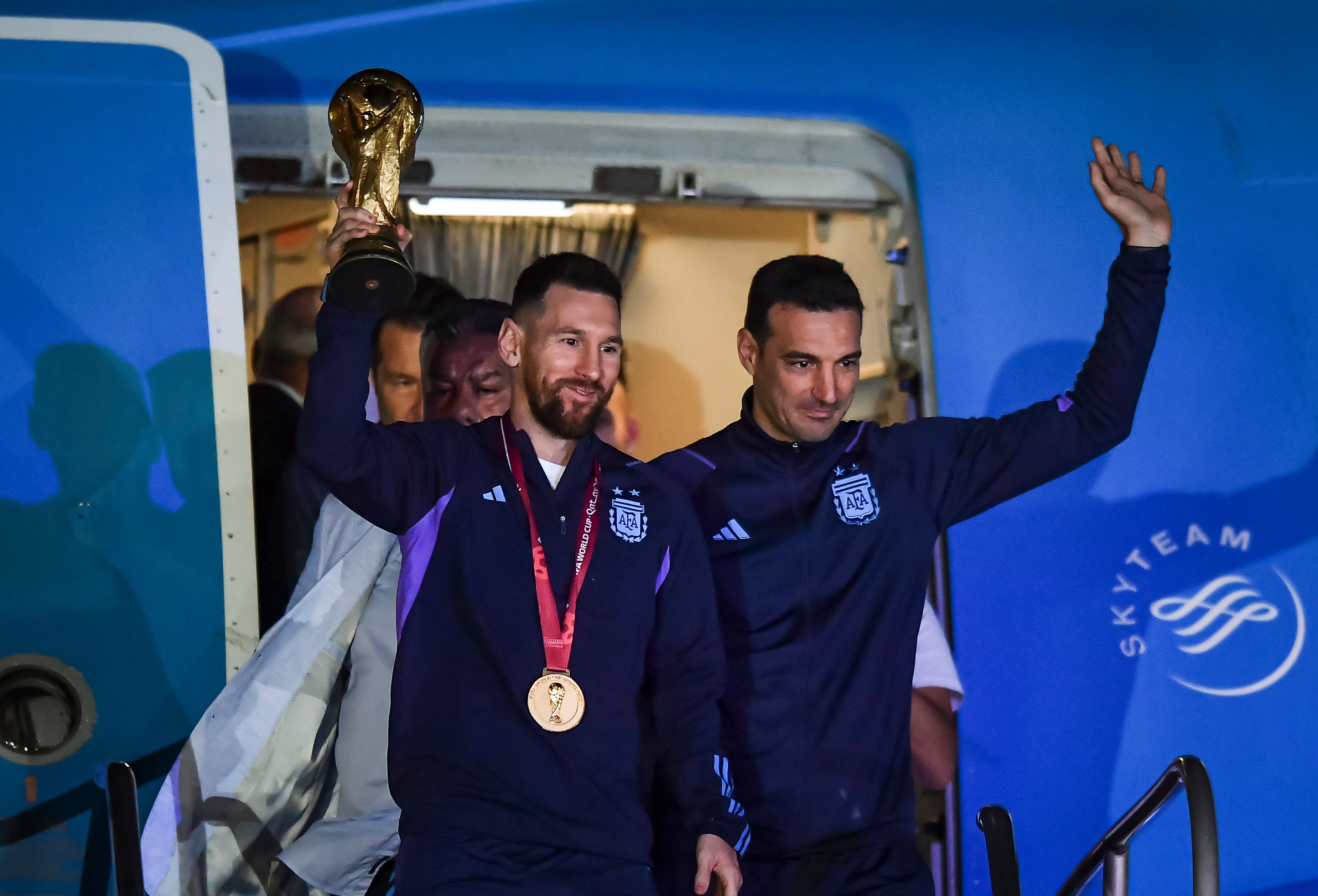 Argentina captain Lionel Messi with the World Cup trophy and coach Lionel Scaloni