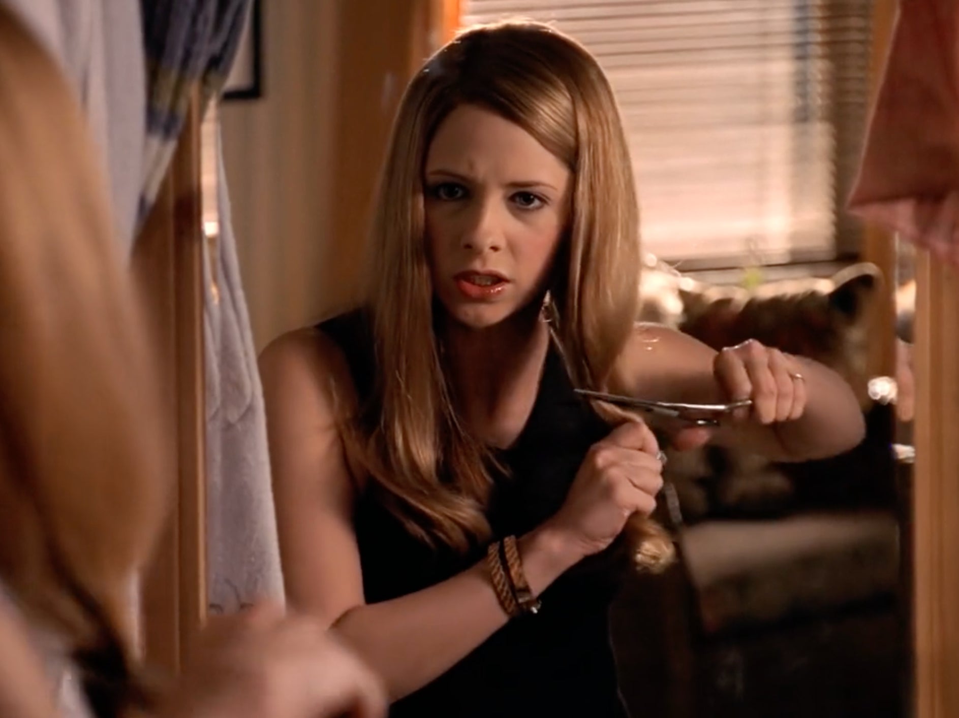 Buffy (Sarah Michelle Gellar) cuts her hair off in Buffy the Vampire Slayer’s sixth season