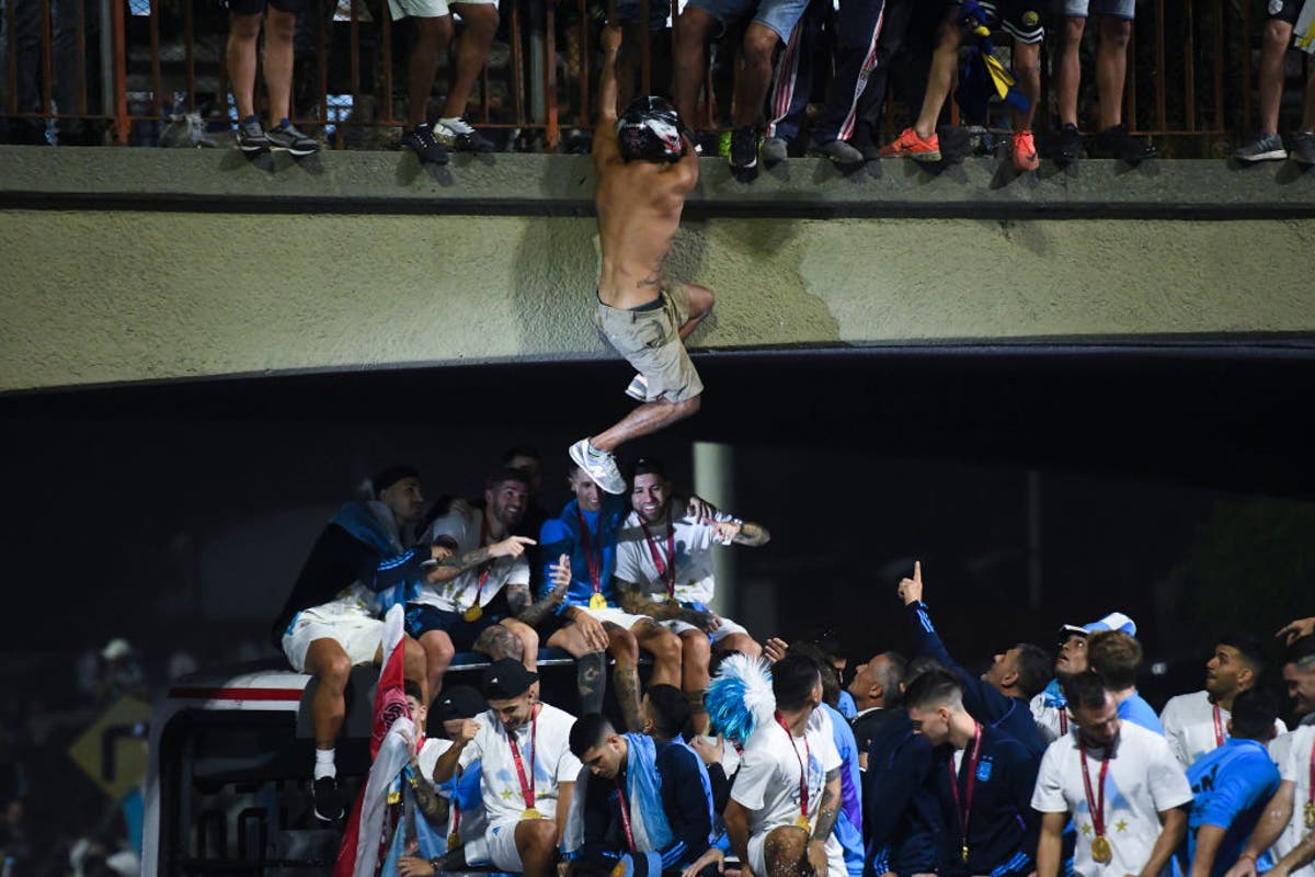 Para pemain Argentina keluar dari parade Piala Dunia setelah seorang penggemar melompat ke bus beratap terbuka