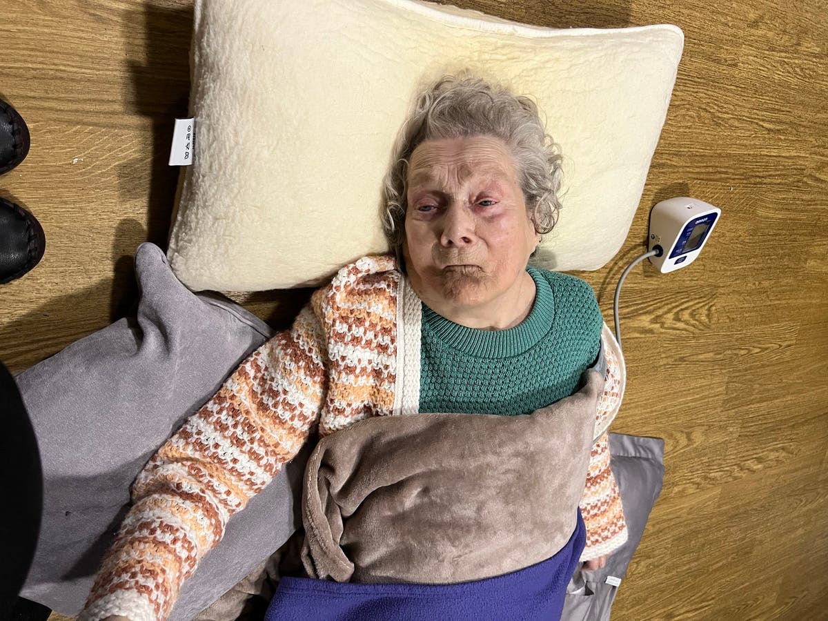 Woman, 93, left ‘screaming in pain’ waiting 25 hours for ambulance Woman, 93, left ‘screaming in pain’ waiting 25 hours for ambulance
